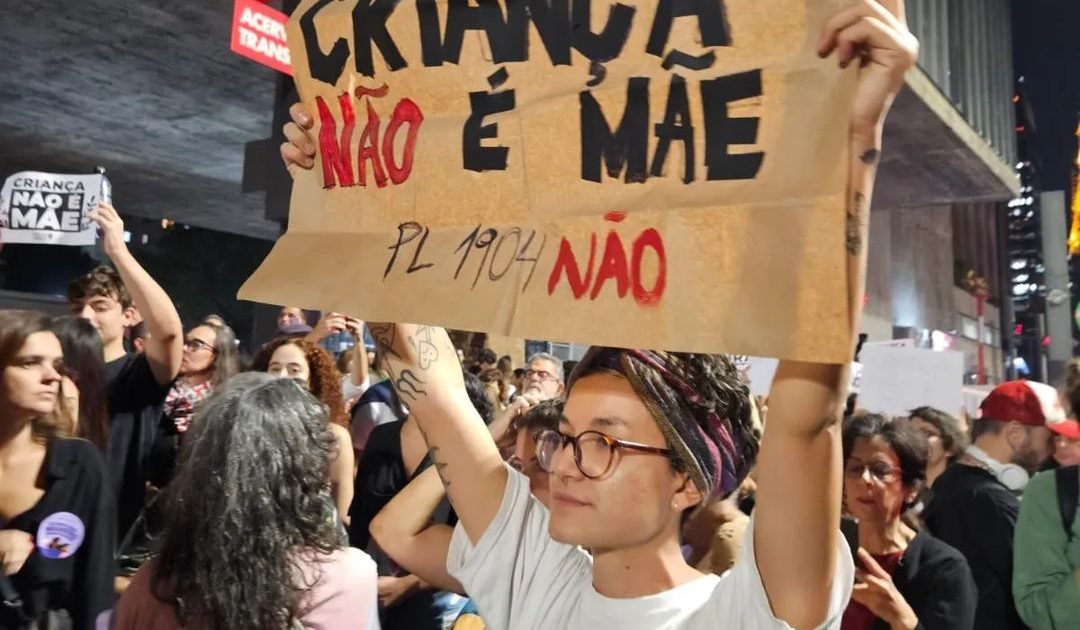 Moção do PSOL: Criança não é mãe, estuprador não é pai!